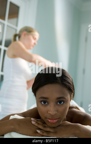 Giovane nero donna ottiene un massaggio Foto Stock