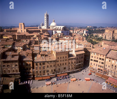 Vista su Piazza del Campo che mostra la cattedrale e la città di Siena dalla cima della Torre del Mangia Foto Stock