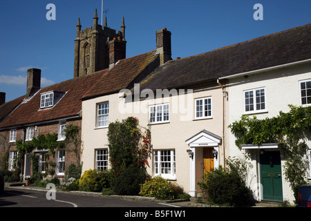 Torre di Santa Maria Vergine Chiesa e case nel pittoresco villaggio di Cerne Abbas Foto Stock