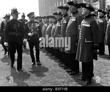 Fondatori parata del giorno presso il Royal Hospital Chelsea uno di Londra più colorati cerimonie annuale i fondatori storici alle celebrazioni del Giorno della Parata di pensionati del Royal Hospital Chelsea la revisione ufficiale fu Maresciallo di Campo il Signore Harding di Petherton Foto Stock