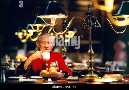 Chelsea pensionato Fen Davison nel grande salone sala da pranzo presso il Royal Hospital Foto Stock