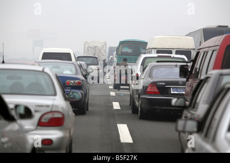 Ora di punta su una autostrada a Shanghai in Cina Foto Stock