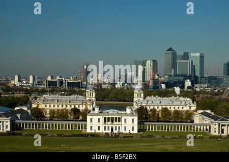 Vista di Canary Wharf e il vecchio Royal Navel College dall'Osservatorio di Greenwich Foto Stock