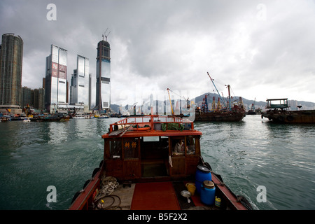 Un junk motori oltre l'International Commerce Centre (ICC), a Hong Kong, Cina Foto Stock