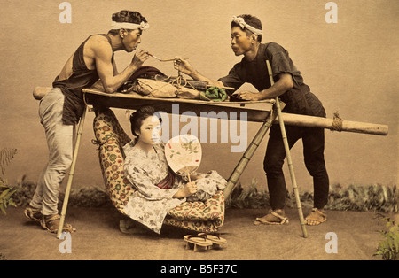 Xix secolo mano-oscurata albume giapponese stampa di donna e due facchini fumare (dal barone von Stillfried o Felice Beato). Foto Stock