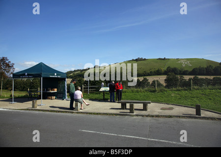 Visitatori visualizza i lavori di restauro effettuati il ripristino della Cerne Abbas Giant alla sua gloria precedente Foto Stock