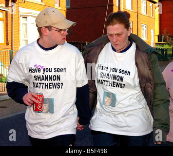 Karen Matthews e partner Craig Meeham uscire di casa a Dewsbury ultimo Venerdì notte foto da PHIL SPENCER Foto Stock