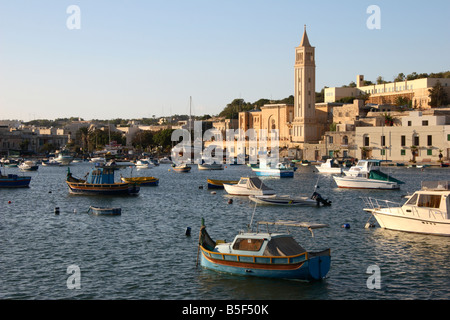 Il pittoresco porto di Marsaskala in Malta. Foto Stock