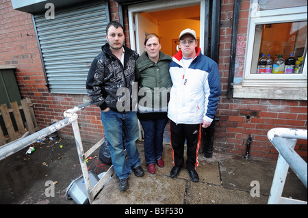 Karen Matthews con ex compagno Leon Rose a sinistra e presente il partner Craig Meeham a Dewsbury la scorsa notte per sponsorizzato a piedi per mancante schoolgirl Shannon Matthews Marzo 2008 Foto Stock