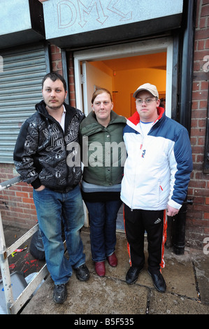 Karen Matthews con ex compagno Leon Rose a sinistra e presente il partner Craig Meeham a Dewsbury la scorsa notte per sponsorizzato a piedi per mancante schoolgirl Shannon Matthews Marzo 2008 Foto Stock