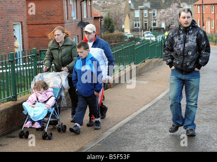 Karen Matthews con ex compagno Leon Rose a sinistra e presente il partner Craig Meeham a Dewsbury la scorsa notte per sponsorizzato a piedi per mancante schoolgirl Shannon Matthews Marzo 2008 Foto Stock