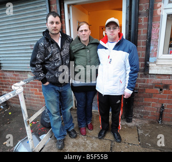 Karen Matthews con ex compagno Leon Rose a sinistra e presente il partner Craig Meeham a Dewsbury mancante schoolgirl Shannon Matthews Marzo 2008 Foto Stock