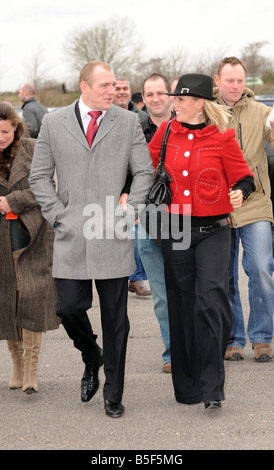 Corse ippiche Cheltenham Festival Marzo 2008 Gloucstershire giorno 3 di Cheltenham Zara Phillips fatto una comparsa al festival di Cheltenham con il suo fidanzato Inghilterra giocatore di rugby Mike Tindall 13 Marzo 2008 Foto Stock