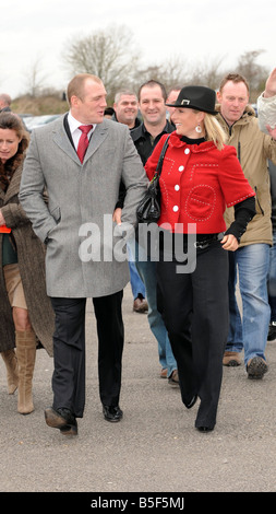 Corse ippiche Cheltenham Festival Marzo 2008 Gloucstershire giorno 3 di Cheltenham Zara Phillips fatto una comparsa al festival di Cheltenham con il suo fidanzato Inghilterra giocatore di rugby Mike Tindall 13 Marzo 2008 Foto Stock