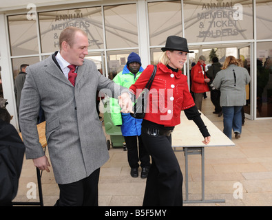 Corse ippiche Cheltenham Festival Marzo 2008 Gloucstershire giorno 3 di Cheltenham Zara Phillips fatto una comparsa al festival di Cheltenham con il suo fidanzato Inghilterra giocatore di rugby Mike Tindall 13 Marzo 2008 Foto Stock