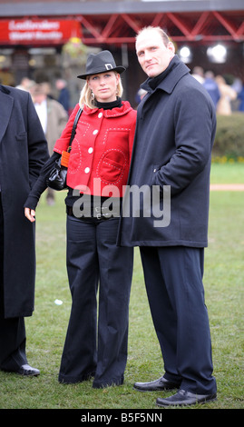 Corse ippiche Cheltenham Festival Marzo 2008 Gloucstershire giorno 3 di Cheltenham Zara Phillips fatto una comparsa al festival di Cheltenham con Inghilterra giocatore di rugby Lawrence Dellaglio 13 Marzo 2008 Foto Stock
