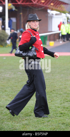 Corse ippiche Cheltenham Festival Marzo 2008 Gloucstershire giorno 3 di Cheltenham Zara Phillips fatto una comparsa al festival di Cheltenham con il suo fidanzato Inghilterra giocatore di rugby Mike Tindall 13 Marzo 2008 Foto Stock