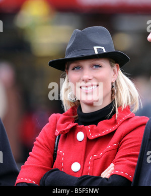 Corse ippiche Cheltenham Festival Marzo 2008 Gloucstershire giorno 3 di Cheltenham Zara Phillips fatto una comparsa al festival di Cheltenham con il suo fidanzato Inghilterra giocatore di rugby Mike Tindall 13 Marzo 2008 Foto Stock