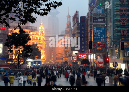 La Nanjing Road nella luce della sera, Shanghai, Cina Foto Stock