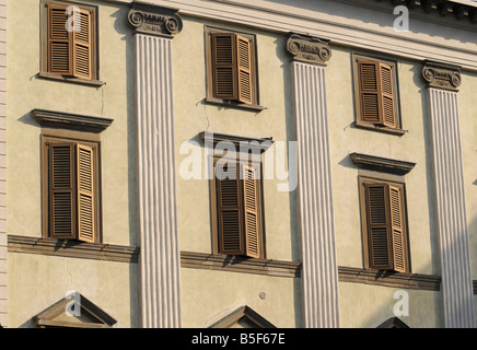 Facciata di un edificio in Bergamo, mostrante la bella architettura tipica del nord Italia. Foto Stock