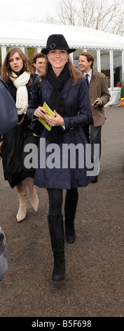 Corse ippiche Cheltenham Festival Marzo 2008 Kate Middleton la fidanzata del principe William arriva a Cheltenham Racecourse in Gloucstershire per l'ultima giornata di gare a livello nazionale Hunt s più celebrato festival Foto Stock