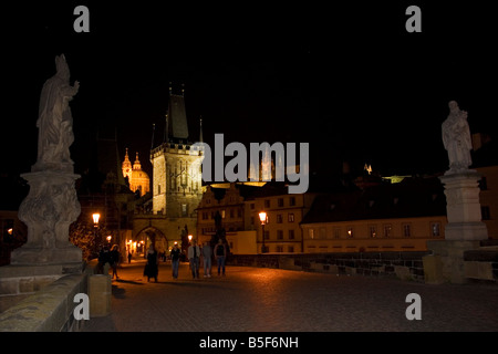 Ponte Carlo (Karlov deve) a luci notturne a Praga, Repubblica Ceca Foto Stock