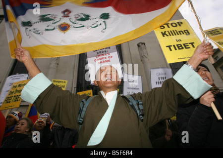 Il Tibetano ex patrioti e membri del pubblico britannico dimostrare al di fuori dell'ambasciata cinese a Londra per chiedere il cinese Foto Stock