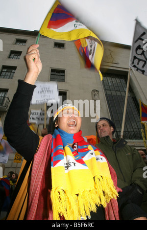 Il Tibetano ex patrioti e membri del pubblico britannico dimostrare al di fuori dell'ambasciata cinese a Londra per chiedere il cinese Foto Stock