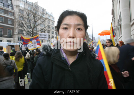 Il Tibetano ex patrioti e membri del pubblico britannico dimostrare al di fuori dell'ambasciata cinese a Londra per chiedere il cinese Foto Stock