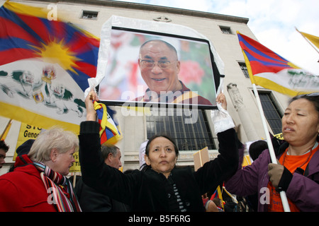 Il Tibetano ex patrioti e membri del pubblico britannico dimostrare al di fuori dell'ambasciata cinese a Londra per chiedere il cinese Foto Stock