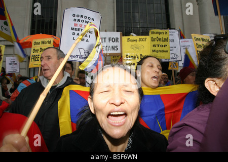 Il Tibetano ex patrioti e membri del pubblico britannico dimostrare al di fuori dell'ambasciata cinese a Londra per chiedere il cinese Foto Stock