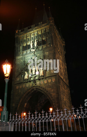 Charles Ponte Torre (Karlov deve) a notte luci Prague CZ Foto Stock