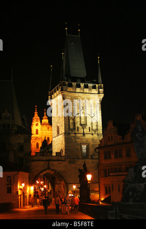 Charles Ponte Torre (Karlov deve) a notte luci Prague CZ Foto Stock