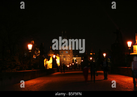 Ponte Carlo (Karlov deve) a luci notturne a Praga, Repubblica Ceca Foto Stock