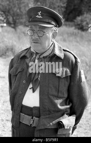 Il cast del tempo di guerra serie di commedia papà esercito a prendere l'acqua durante le riprese di episodio venuto nel vostro tempo Arthur Lowe chi gioca il capitano Mainwaring Giugno 1975 Foto Stock