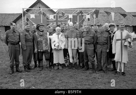 Arthur Lowe vestito come St George durante le riprese per l'episodio dei Cavalieri di follia nel finale della serie della famosa commedia di guerra programma televisivo Dads Army Lowe chi gioca il capitano Mainwaring in programma nella foto con il resto del cast in una fotografia di gruppo Giugno 1977 Foto Stock