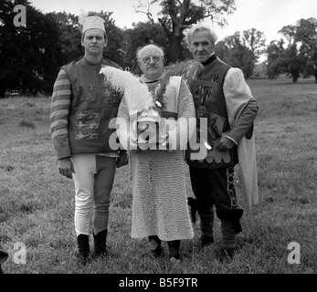 Arthur Lowe vestito come St George durante le riprese per l'episodio dei Cavalieri di follia nel finale della serie della famosa commedia di guerra programma televisivo Dads Army Lowe chi gioca il capitano Mainwaring nel programma illustrato con Ian lavanda sinistra e John Le Mesurier diritto Giugno 1977 Foto Stock