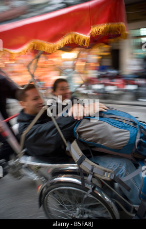 Il cyclo trishaws essendo utilizzato nella centrale di Hanoi Vietnam Foto Stock