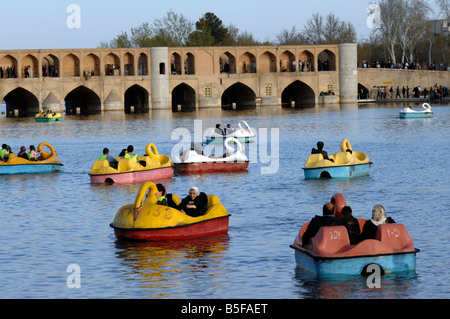 No Ruz vacanzieri a Esfahan equinozio di primavera Godetevi gite in barca sul fiume Zayandeh Foto Stock