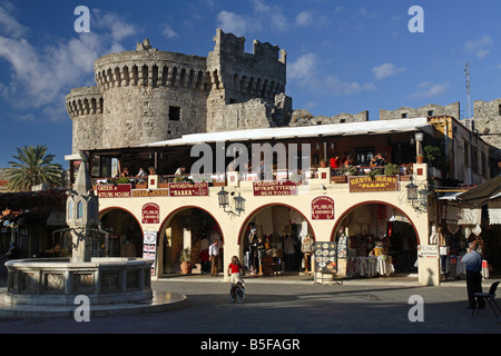 Negozi di souvenir di fronte al Palazzo del Gran Maestro di Rodi, Grecia Foto Stock