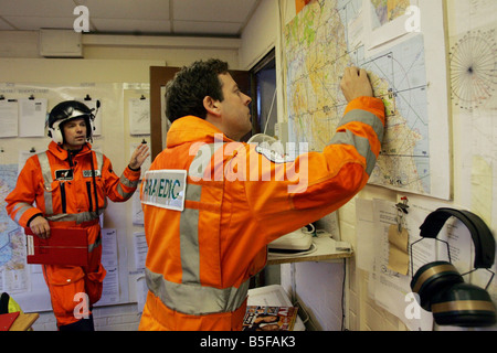 Funzione sul Grande Nord Air Ambulance basato a Durham Tees Valley Aeroporto Internazionale paramedico Steve Johnson Controlli mappa mentre medico Adrain Dawson guarda su Foto Stock