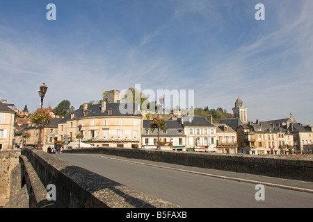 Visualizzare fromn ponte sul fiume VézèreMontignac. Cielo blu, il Périgord Dordogne Francia. 87140 orizzontale Montignac Foto Stock
