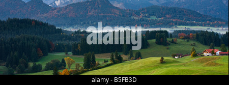 Foresta di rotolamento sulle colline coperte di Allgaeu regione come visto dal villaggio di Zell Baviera Germania Foto Stock