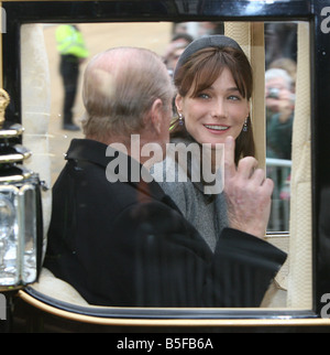 Il principe Filippo corse con Carla Sarkozy nee Bruni in un carro trainato da cavalli sul loro modo al Castello di Windsor Mme Sarkozy è che accompagna il marito il presidente francese Nicolas Sarkozy in visita di stato in Inghilterra Foto Stock