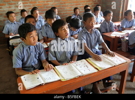 - I ragazzi durante le lezioni in una scuola di villaggio in Jayamangala, Nepal Foto Stock