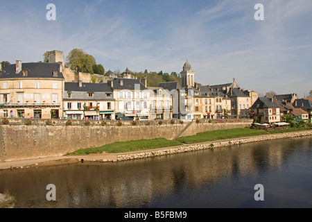 Vista dal ponte sul fiume Vézère Montignac. Cielo blu, il Périgord Dordogne Francia. 87142 orizzontale Montignac Foto Stock