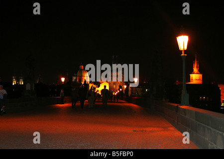 Ponte Carlo (Karlov deve) a luci notturne a Praga, Repubblica Ceca Foto Stock