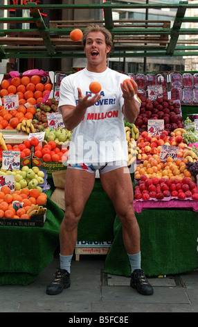 James Crossley aka Hunter il gladiatore promuovere la lotteria nazionale settimana di ribaltamento Foto Stock