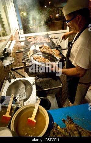 Grigliare il pesce in Alvor,Algarve Portogallo Foto Stock