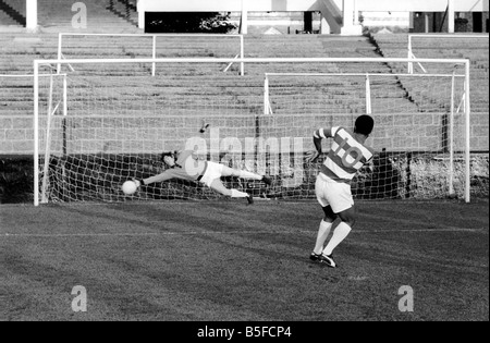 Gordon Banche e Eusebio. Ottobre 1970 70-9609 Foto Stock